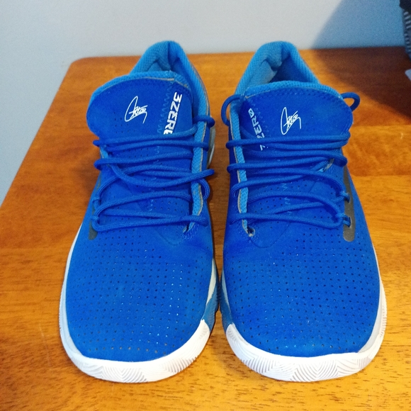 Under Armour Shoes - Picture 2 of 4